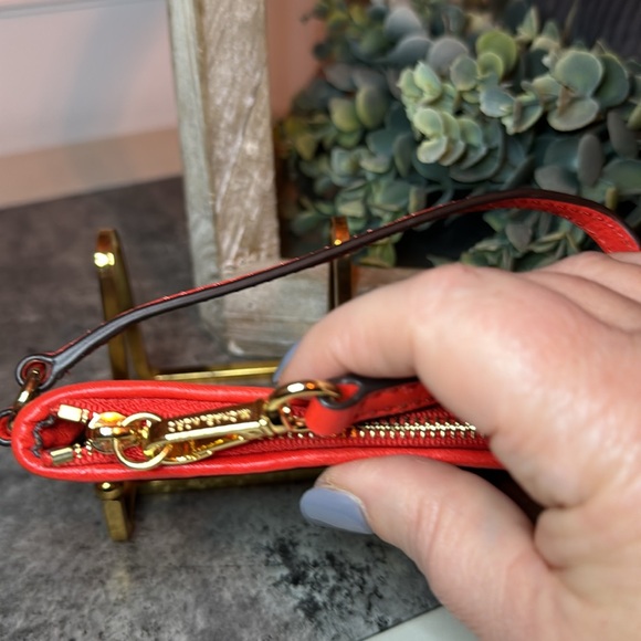 EUC Michael Kors Wristlet - Picture 2 of 4